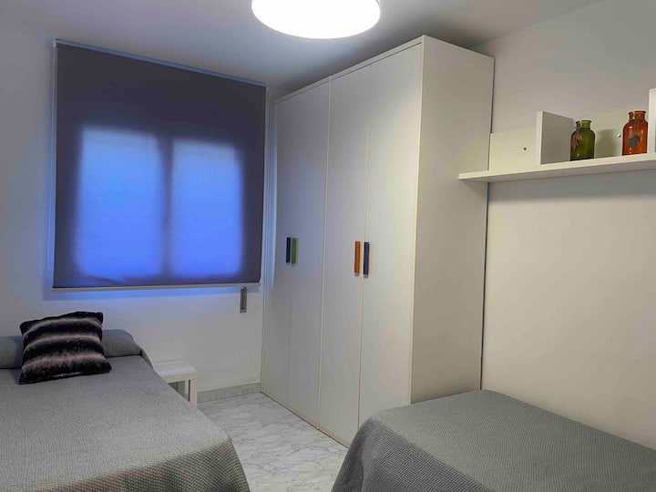 Საძინებელი # 3
90 სმ-იანი 2 საწოლი და გარდერობი 4 კარით . 
Ჭერის ვენტილატორი 