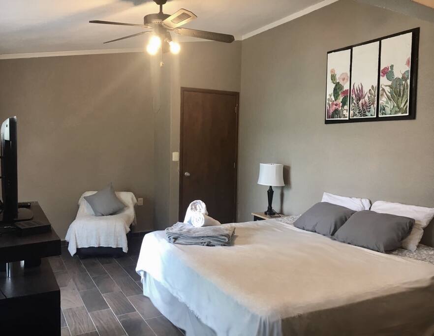 Dormitorio 1 principal, con T.V. Por cable, escritorio, balcón y baño privado