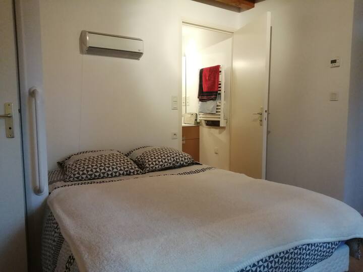 Niski glavni apartman s talijanskom tuš-kabinom i odvojenim WC-om
