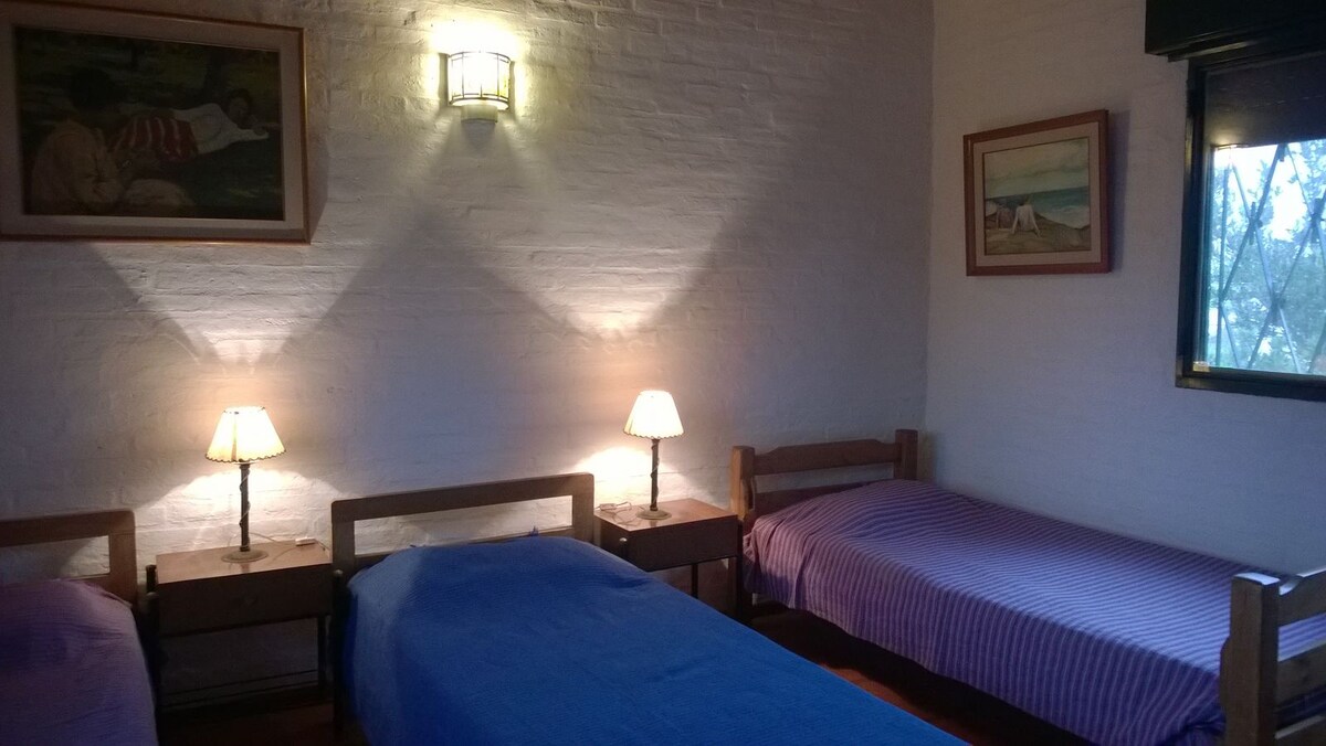 Segundo dormitorio con tres camas.