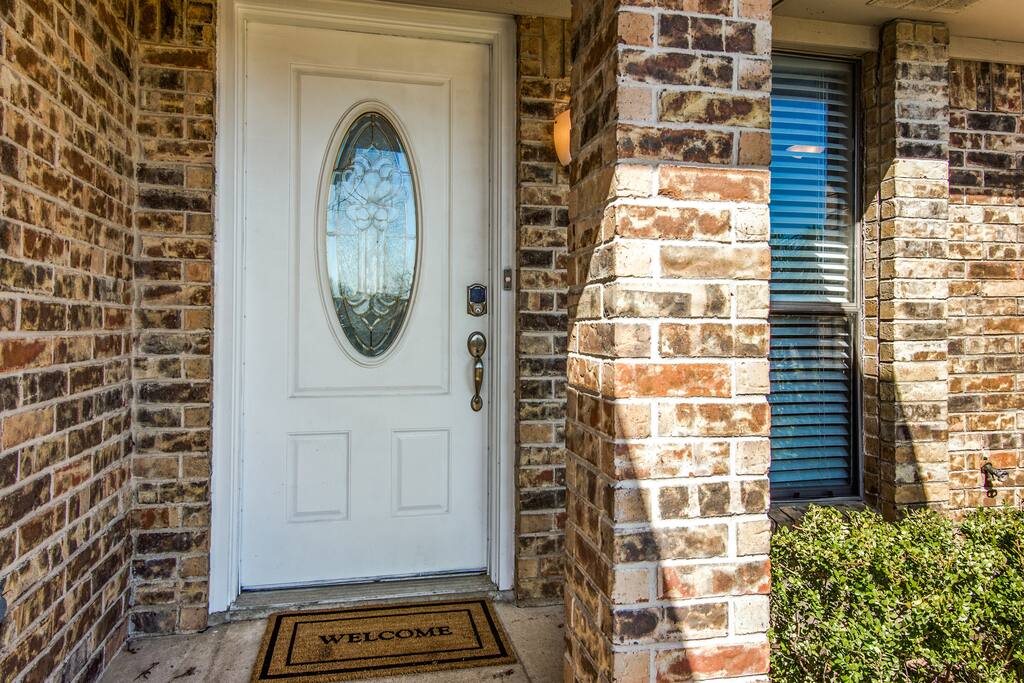 For your safety and convenience: electronic lock, no key is required.