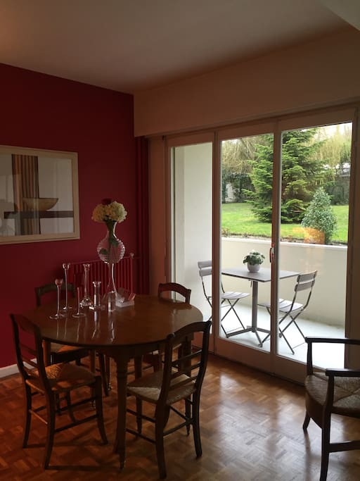 Côté salle à manger avec une porte fenêtre qui donne sur la terrasse. On peut y déjeuner à 4 personnes. Bonne exposition, soleil toute la journée.