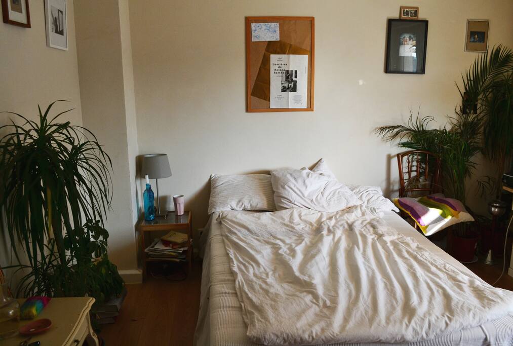 Schlafzimmer mit sehr gemütlichem 1,40x2,00m Bett und zwei Bettdecken
