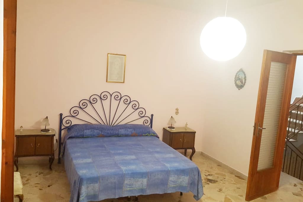 Camera da letto con letto matrimoniale
