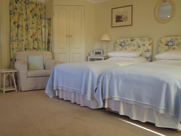 The Yellow Room - Sleeps 2, near the harbour