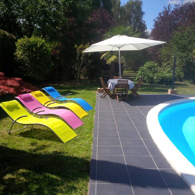 Table extérieure et bains de soleil
