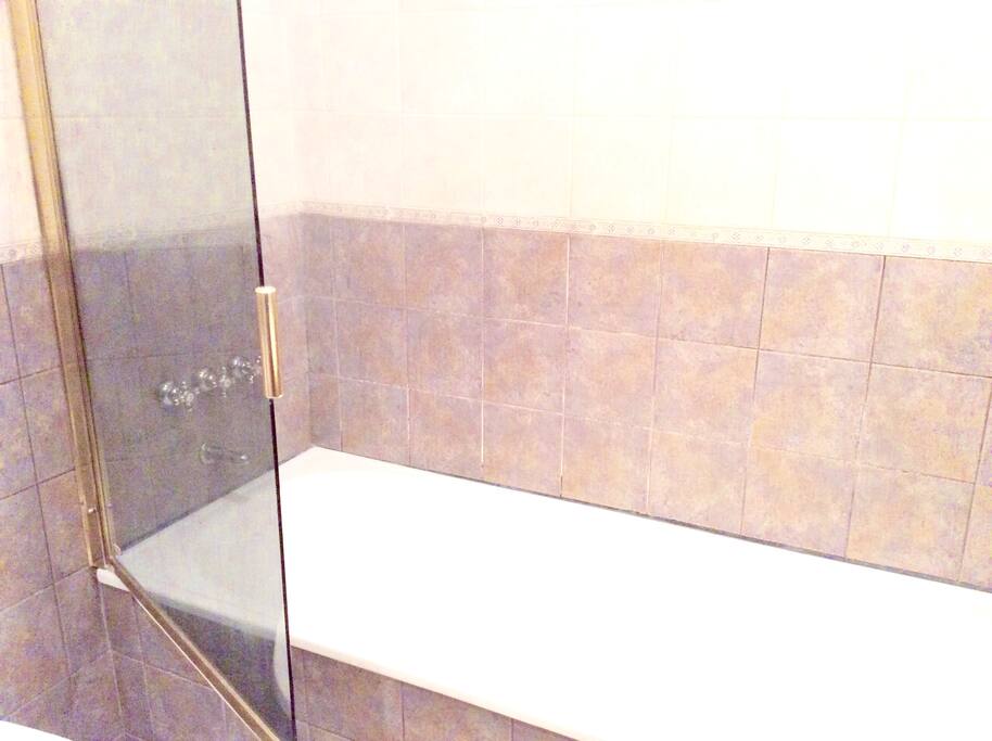 Los 2 baños idénticos con bañeras los dos