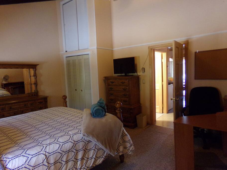 Master with Flat screen and desk area