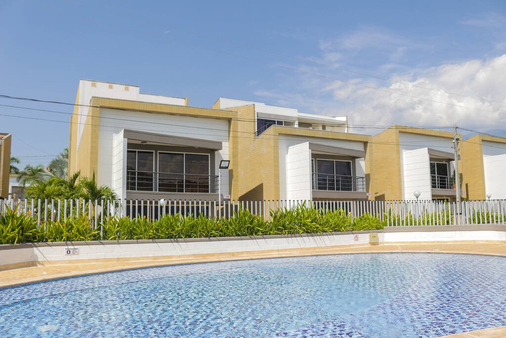 Piscina de niños y fachas de las casas