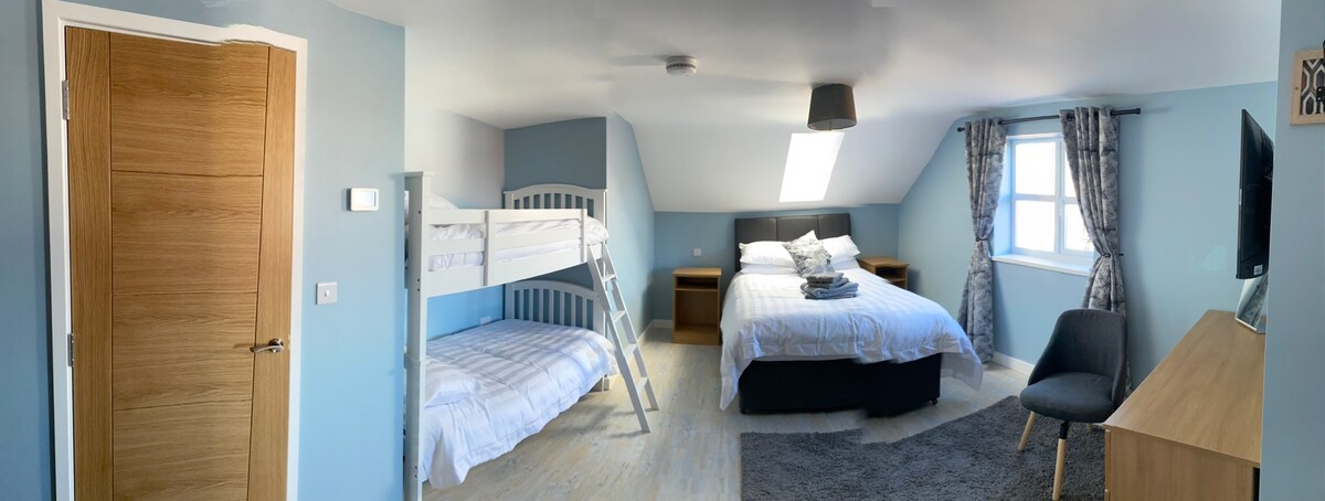 ห้องนอน 1 นอน
ได้ผู้ใหญ่ 2 คนและเด็ก 2 คนพร้อมห้องน้ำในตัว 