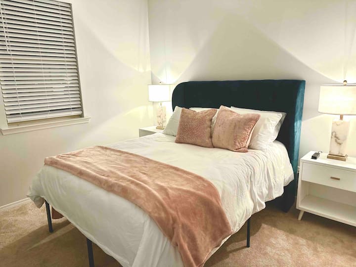 Спална соба на главниот кат со брачен кревет (широк 150-179 см). Се наоѓа веднаш до бања со целосна големина со туш и када. Во непосредна близина на дневната соба 