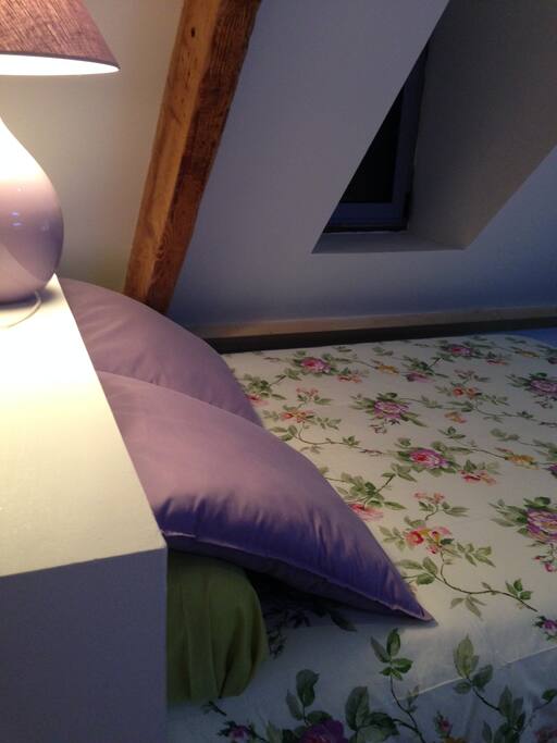 Lit espace chambre.