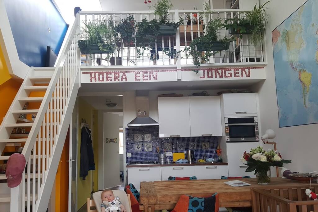 enjoy our plants and wooden table (note that the baby is not included :))