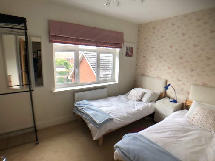 ห้องนอน 3 - เตียงแฝดพร้อมทีวีที่เก็บของและพื้นที่แขวน 