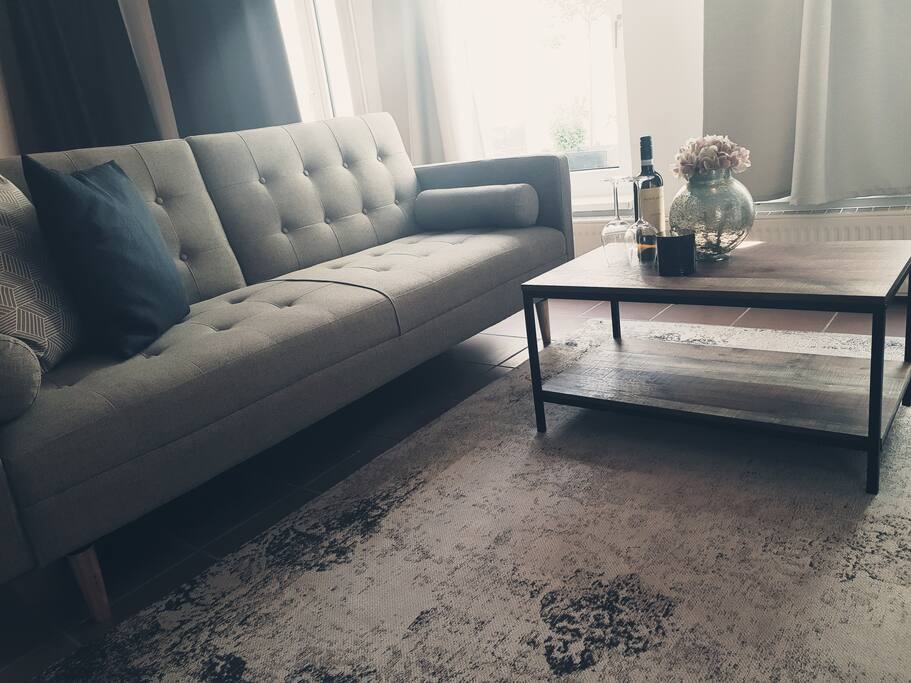 Lounge mit Minibar und Flatscreen TV (Smart TV)