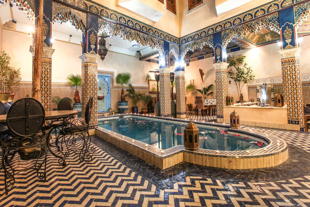 Belle piscine pour nager et plonger