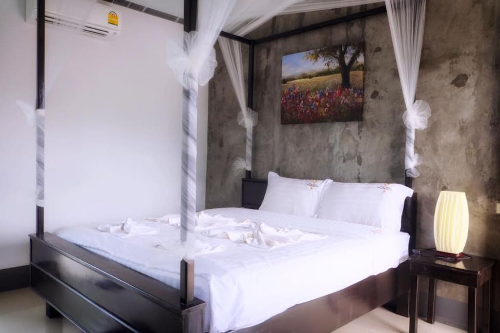 Standard room
- 2 persons
- 1 king bed
- private bathroom