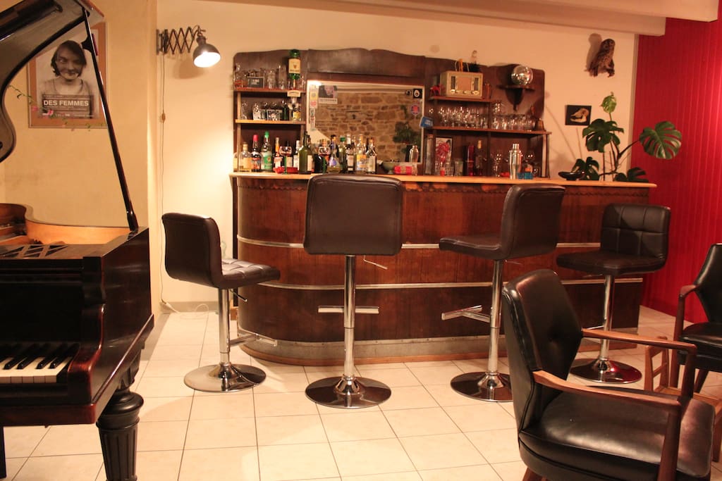 Grande pièce de vie : piano bar