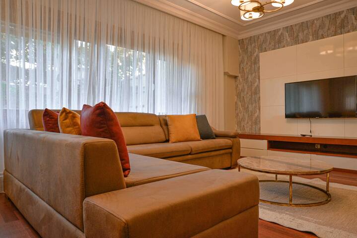 Deluxe Two Bedroom Apartment with Garden gallery image 4