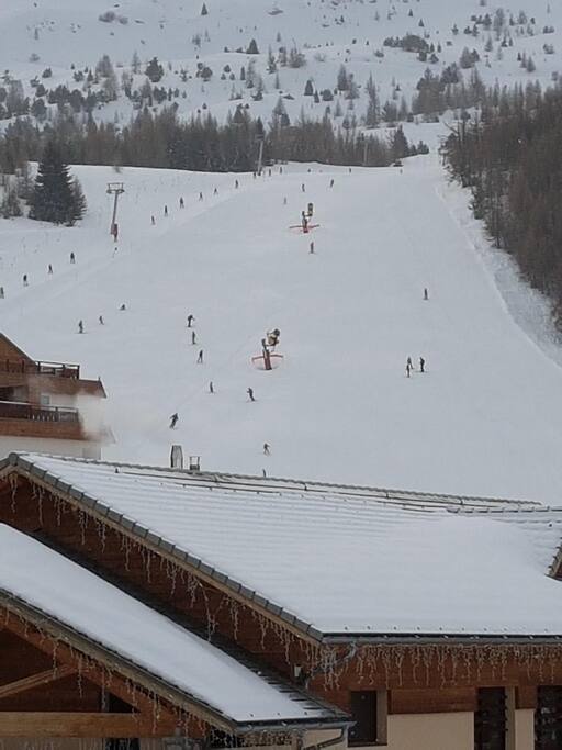 Les pistes de ski vues du balcon de l'appartement