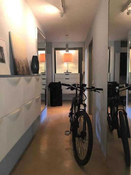 Flur mit geräumigen Schubladen für
Kleidung Garderobe und Ablageflächen für Koffer und Taschen