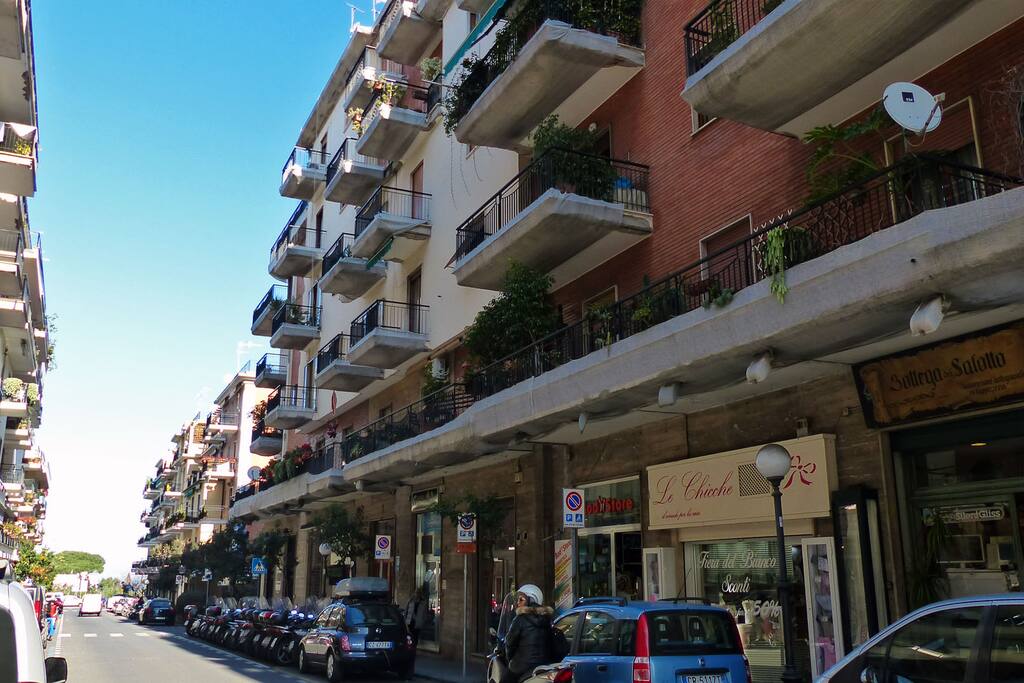 Casa Nizza (02) Building entrance on shopping area