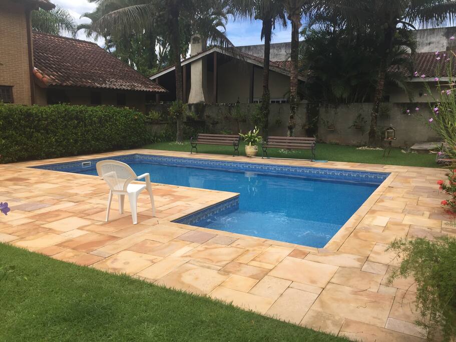 vista da piscina e coqueiros.