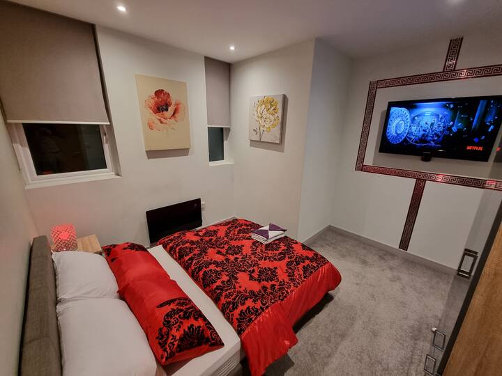 Spacious and Cosy bedroom with Big screen smart TV with Netflix & mood changing bedside lights