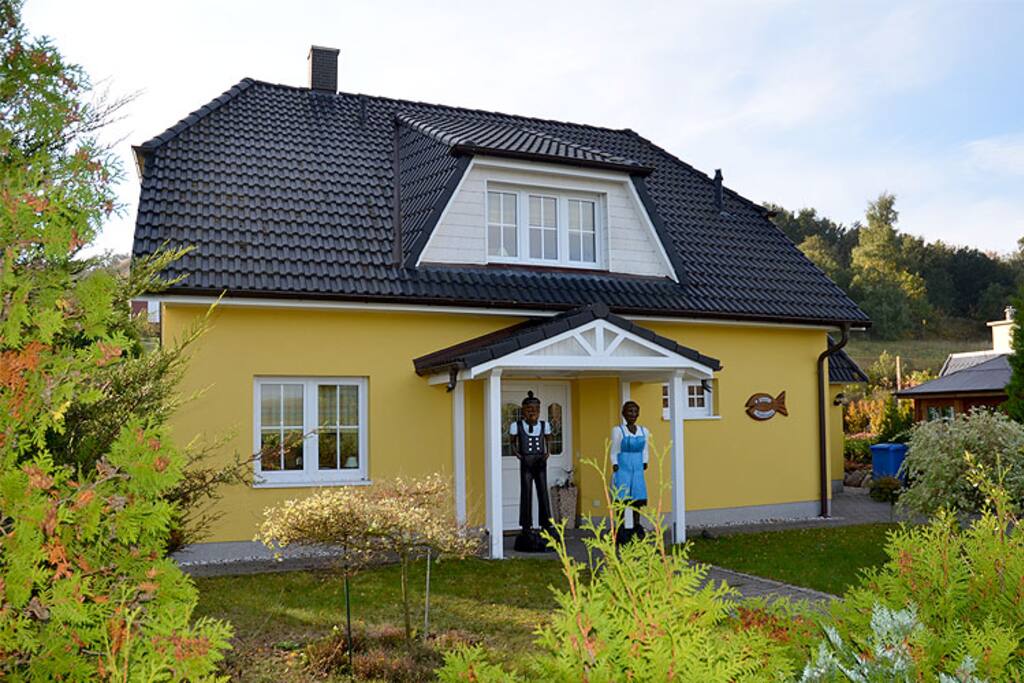 Hausansicht des Ferienhauses Marikkendörp in Mariendorf auf der Insel Rügen.