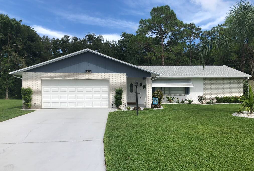 Oversized 2 bedroom 2 bath home with large enclosed back porch located in the heart of Port Orange