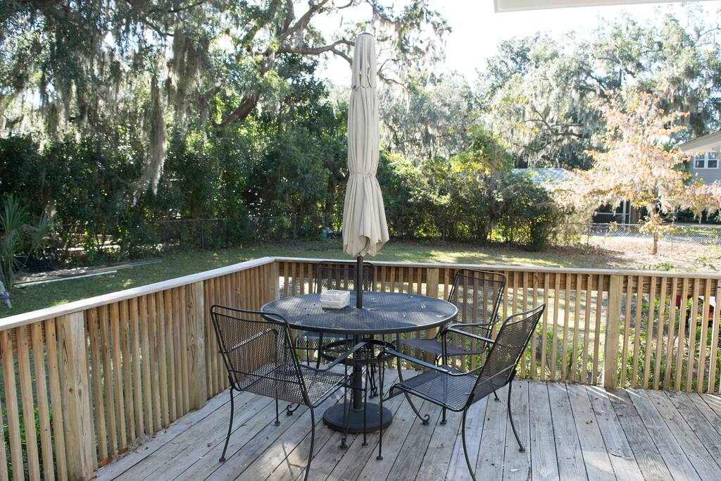 Quiet back deck. Enjoy morning coffee under moss-draped oaks