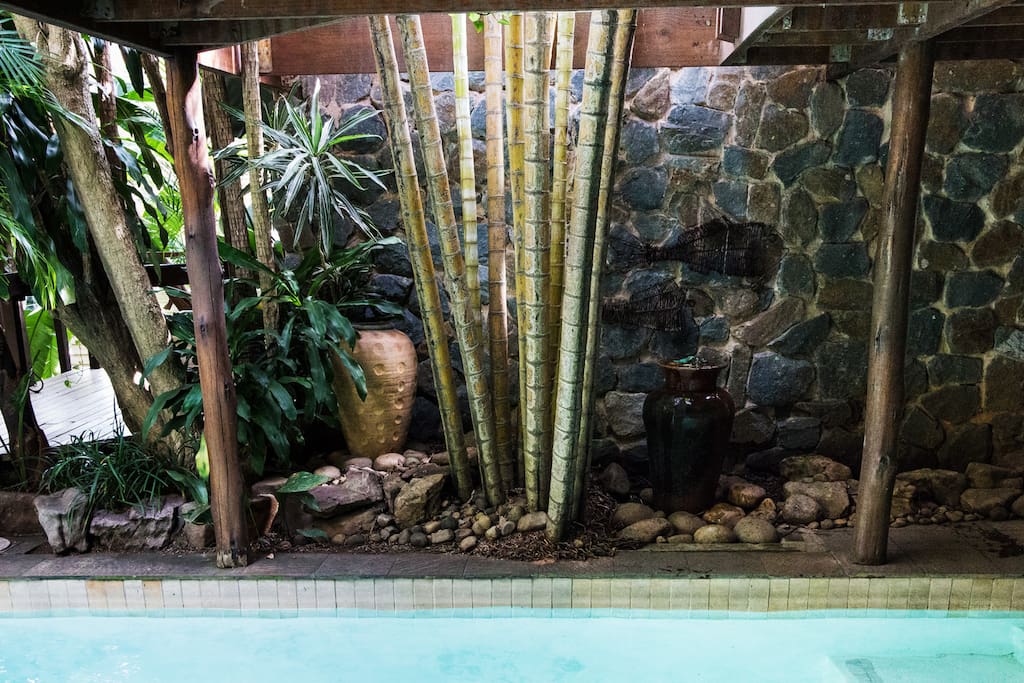 Swimming pool with water feature