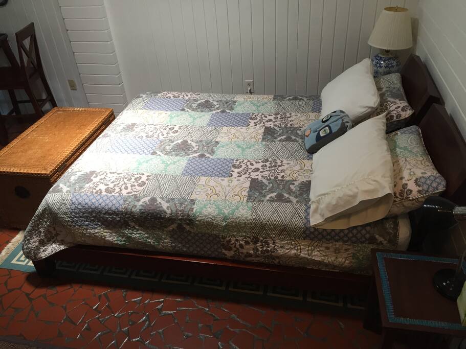 Comfy, cozy, Queen size bed. All cotton linens.