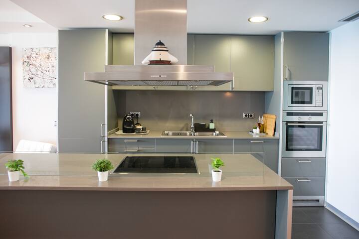 Luxury apartment in front of the sea gallery image 5