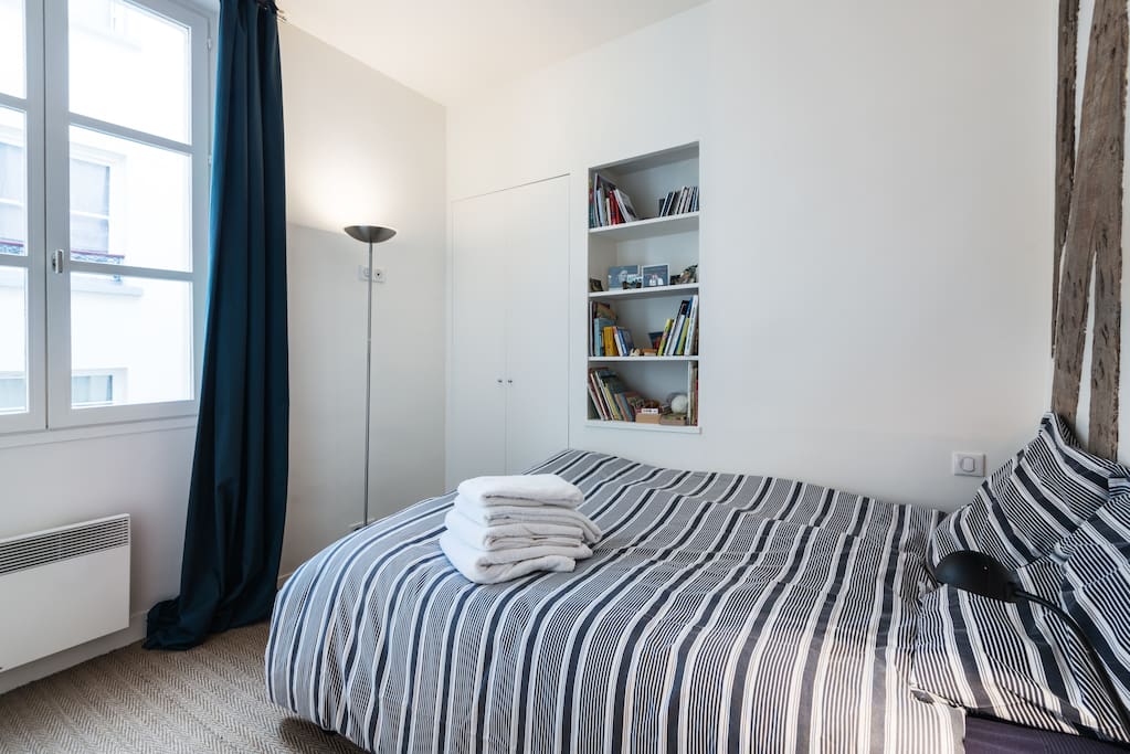 Das Bett ist 140 cm breit