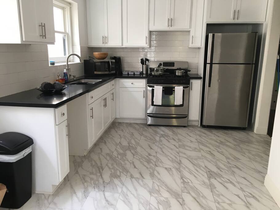 Spacious kitchen with cooking utensils supplied 