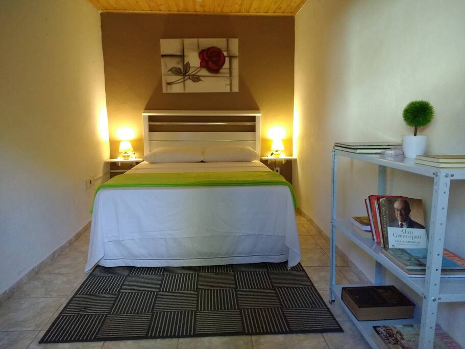 Quarto com cama box, aquecedor, tv32", sky, frigobar, wi-fi