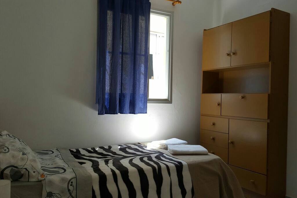 Dormitorio con dos camas