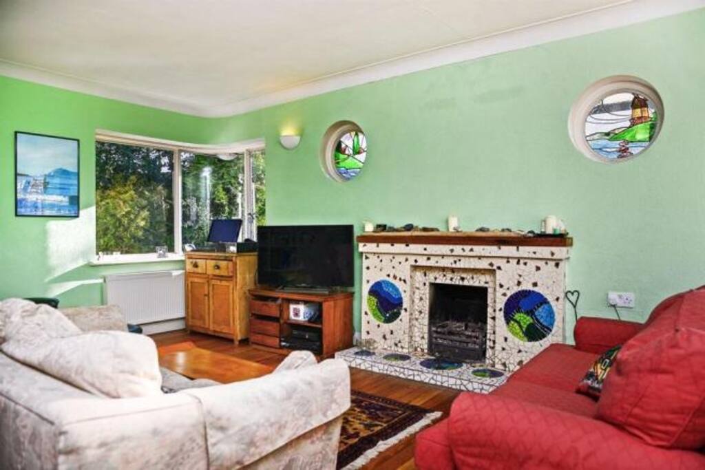 Separate lounge / TV room