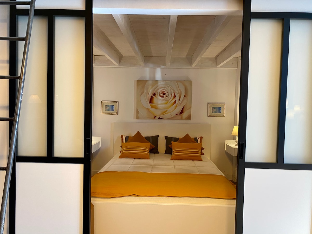 ترحب بك منطقة النوم مع أبوابها المنزلقة بسرير بحجم كبير مع مرتبة ميموري فوم راقية من علامة تيمبور التجارية