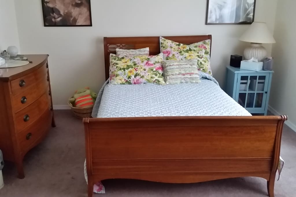12'x14' room, double bed, dresser