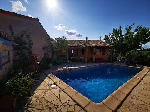 Quiet villa with pool close to the sea