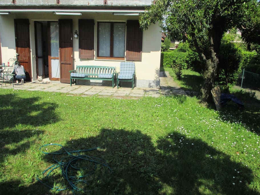 The apartment entrance seen from the garden