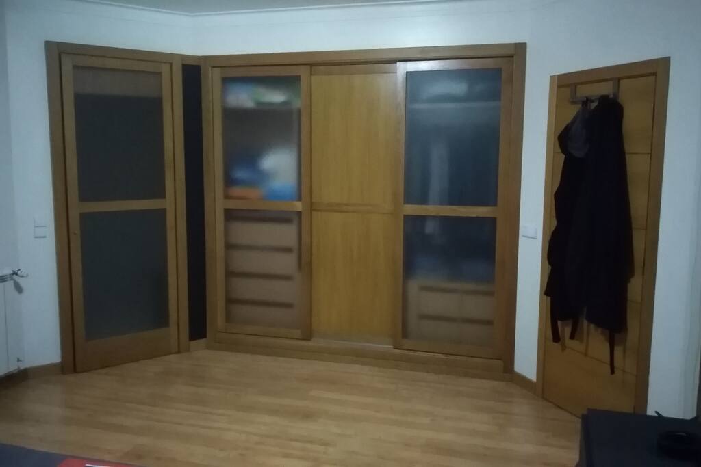 Quarto c/ amplo roupeiro