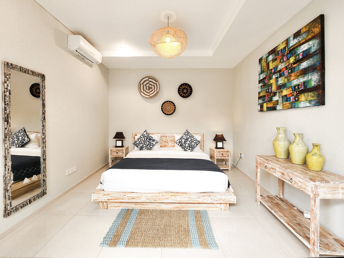 Спалня 20 кв.м. със суперголямо двойно легло (180 х 200 см.) + баня с душ. 