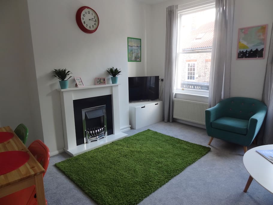Spacious Living Room - Dining Table