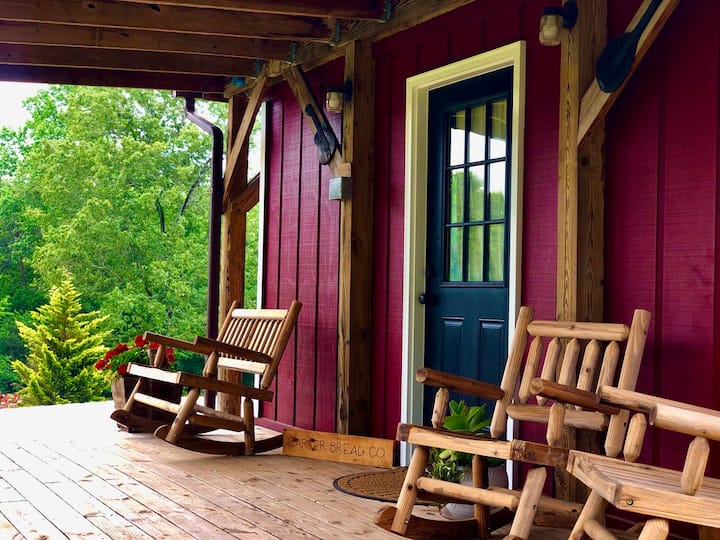 Small Farm Cottage (5 mins off of I26) Farm stays for Rent in