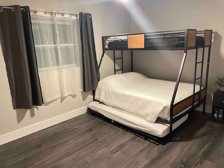 Chumba cha kitanda cha ghorofa- Kamili chini, pacha juu, trundle (kuvuta nje) pacha kwenye sakafu