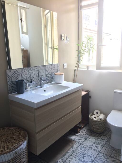 Salle de bain/WC (avec stores sur la fenetre pour plus d'intimité)