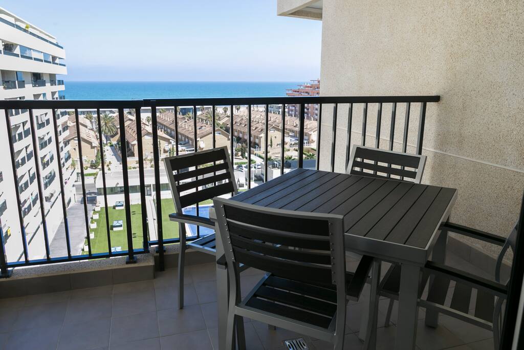 Vistas a la Playa de la Patacona y piscina desde la terraza. Patacona Beach and Pool views from the terrace.